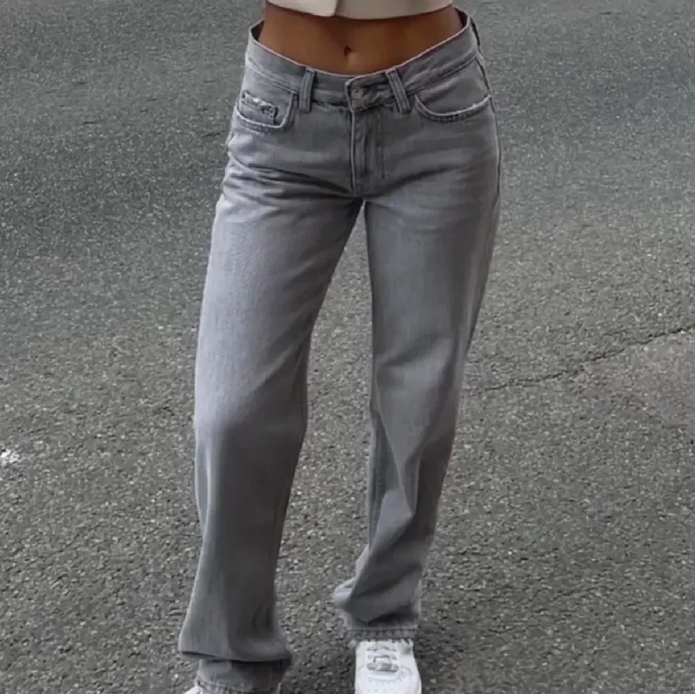 Säljer mina snygga slutsålda low waist jeans från gina, storlek 34🥰Säljer endast vid bra bud!! (lånade bilder). Jeans & Byxor.