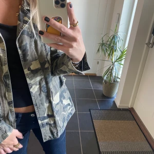 Militärjacka - Säljer denna jacka använt endast 1 gång!💓