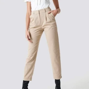 Nakd kostymbyxor - Säljer dessa kostymbyxor från Nakd. Stl 34 o jag är 169 lång. Köpte för 399 säljer för 120 kr<3