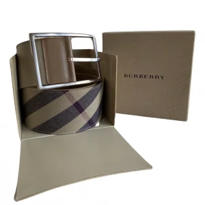 Bureberry  - Skick 9/10  Längd 85cm Og finns  Pris 1799kr