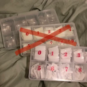 Nageltippar  - (OANDVÄNDA) Nageltippar från NagelGiganten.se! Varje box innerhåller 500 tippar. Orginalpris per box hos NG är 175kr (inklusive frakten) - jag säljer för 95kr/st inklusive frakt! 
