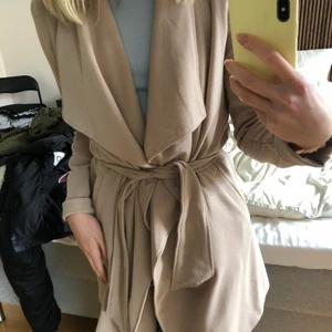 Kappa - Fin beige kappa från Only