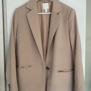 Beige Blazer Kavaj  - Säljer en beige blazer/kavaj från H&M i strl 36. Blazern säljs då den tyvärr är för liten för mig, men den är i gott skick.  200 kr, frakt står köparen för!!💗