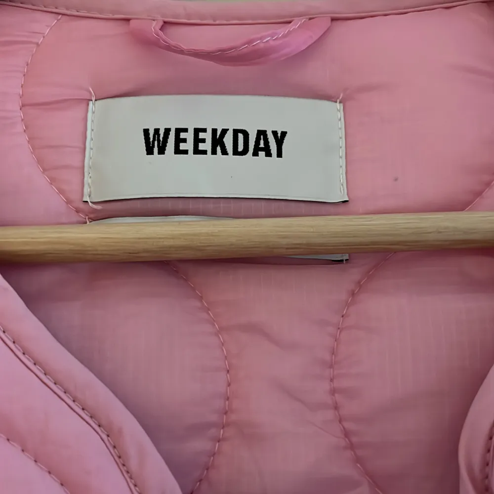 En så fin oanvänd (pga fel storlek) rosa jacka från WEEKDAY. Jackor.