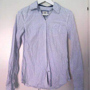 Randig skjorta, strl 34 - Vit- och blårandig skjorta från H&M. En bröstficka. Storlek 34.