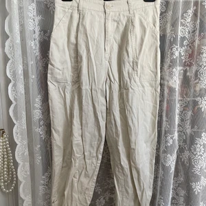 Byxor från Gina tricot  - Byxor i beige i fint skick köpta second hand. Katt i hemmet. Köparen står för frakten. 