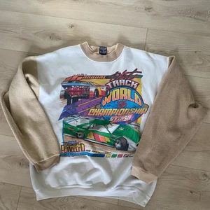 VINTAGE *RARE* NASCAR  1996 sweatshirt - Vintage NASCAR tröja från 1996. Crémevit och beige med najs tryck på både fram och baksida.   Storlek L.   Köpt på Restatedvintage.com under våren 2022 för$180 AUD.  . Skickar alltid spårbart.