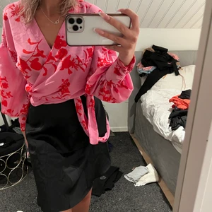 Kjol och topp - Kjolen från shein- 70kr  Topp från bikbok- 100kr Båda passar en xs-s
