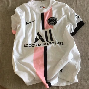 PSG T-SHIRT  - PSG matchtröja borta 2022 Cond: 9/10 Size: S Bin 700 Frakt ingår vid snabb affär 