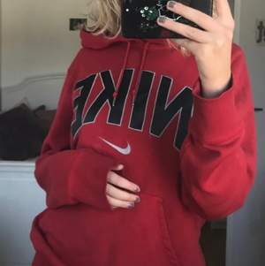 Säljer min fina hoodie då den ej kommer till användning längre. Det är storlek M men den passar nog de flesta då den är oversized. Köpt för 500 säljer för 150 (lånade bilder)❤️❤️