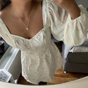 Långärmad klänning från Cider - En helt ny med lappen kvar och magisk klänning från Cider i strl M✨   Säljer då klänningen tyvärr är för stor för mig, jag är en strl S. Ingen defekt på varan.  ‼️OBS, frakten ingår inte i priset‼️