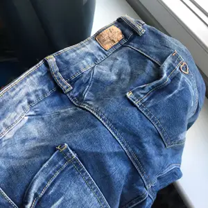 Stretchiga 90tals jeans som jag fick av min mamma. Oanvända av mig, skit bra skick men tror min mamma rockade dessa innan. Säljs för bra bud! Köparen står för frakt🤍
