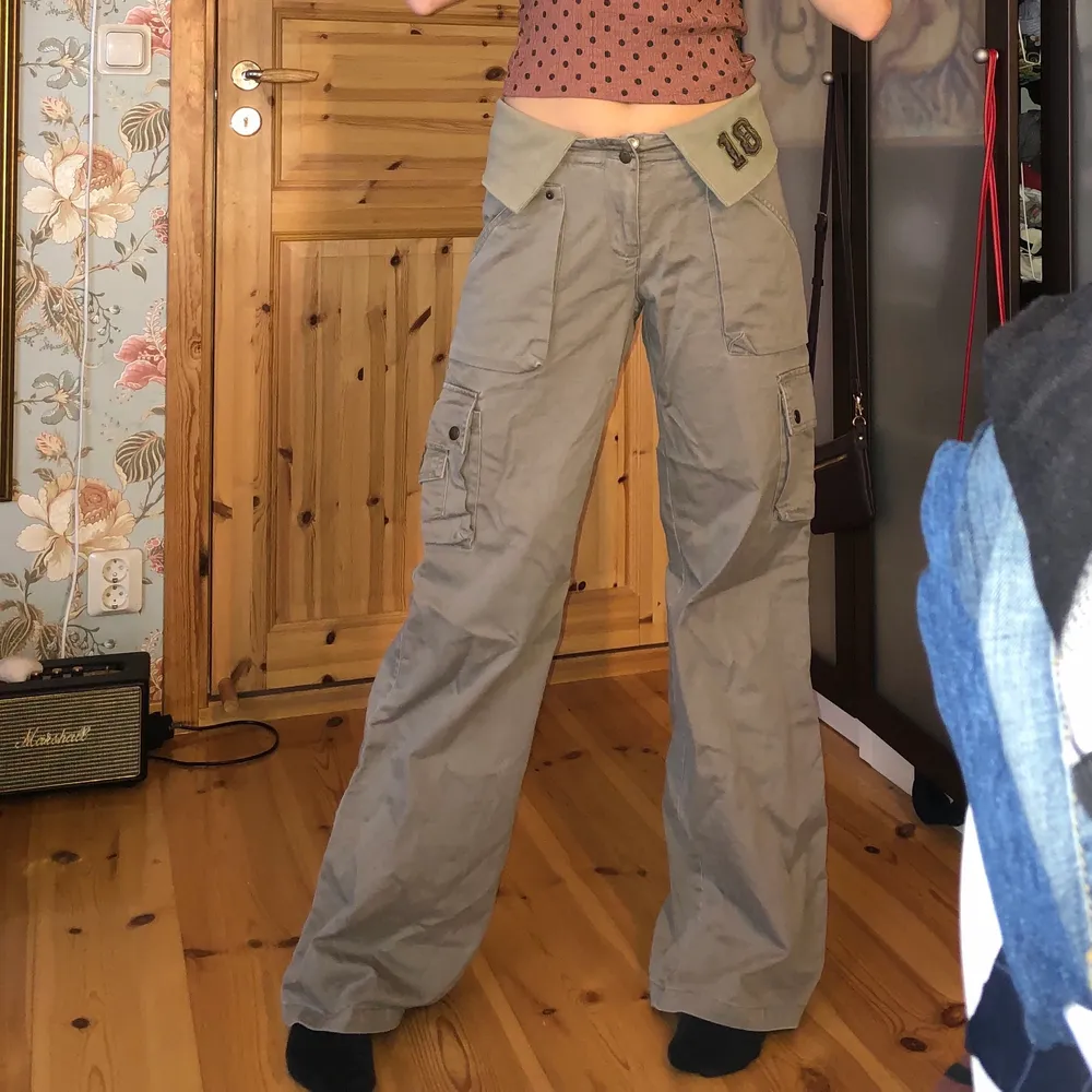 Lågmidjade cargobyxor i Strl S. Köpta second hand men står Authentic Style på lappen. Fint skick, jag är 167 cm. . Jeans & Byxor.