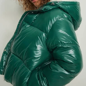 Grön vinterjacka - Jätte fin grön vinter jacka från NA-KD. Strl.38. Nypris 800:- fint skick inte mycket använd.