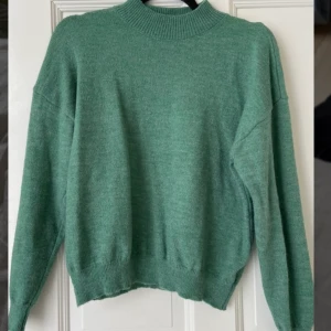 Stickad tröja - En stickad tröja som är oanvänd. Köpte den i våras men den satt inte fint på mig. Hoppas att någon annan kan få användning för den och därför säljer jag den. Väldigt mjuk och skön och även ganska varm❤️