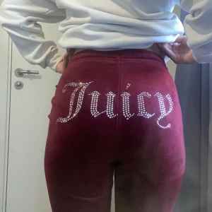 Juicy couture strl XS - Röda juicy couture byxor, sitter jättebra och så bekväma men jag använder de inte längre, köpare står för frakten