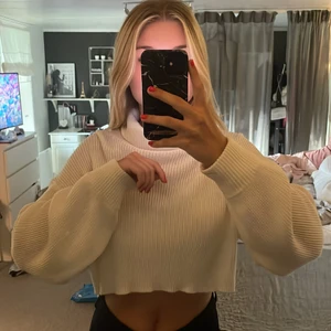 Stickad polotröja från H&M. Använd några gånger men den är i nyskick.  - Köpt för mindre än ett år sen och använd några gånger. Fin och skön stickad tröja. 