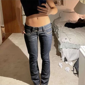 Lågmidjade jeans  - Säljer nu dessa snygga lågmidjade jeans då de ej kommer till andvändning längre som är köpt här på Plick, midjemått är ca 80💓 (lånade bilder) 