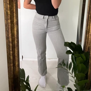 Weekday voyage jeans - Säljer dessa skitsnygga jeans för att jag köpte fel storlek o glömt lämna tbx! Helt oanvända! hlr av du vid frågor eller funderingar!🥰