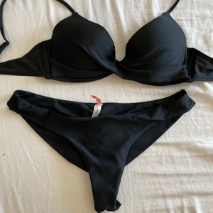 Nelly bikini - Svart bikini från nelly i bra skick! Överdelen är i strl 75c och underdelen i strl S. Går att köpa seperat för 30 kr per del.