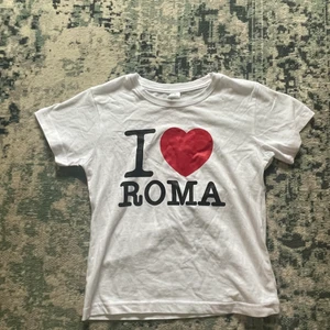 I ❤️ Roma babytee - I love ❤️Roma babytee köpt i Italien. strl 4/6 års (s/xs/xxs) säljer då jag köpte två. 119 kr exkl frakt. budgivning ifall flera är intresserad.