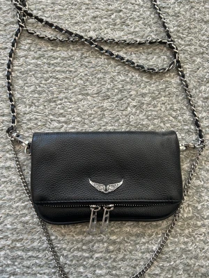 Zadig väska - Supersöt Zadig väska!🥰Köpt för ca 1,5 år sedan i zadigs butik i Stockholm, men har aldrig kommit till så mycket användning. Inga tecken alls på användning! Dustbag tillkommer, skriv vid fler frågor och bilder.  KÖPARE STÅR FÖR FRAKTEN❤️