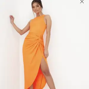 Superfin orange klänning som jag endast använt en gång på nians avslutning! Slutsåld i alla storlekar, nypris 600kr och jag säljer för 300 🧡 Storlek 38 men jag är ca 36 och den passade mig så skulle säga att den är lite mindre i storleken