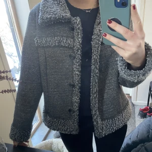 Vårjacka teddy - Så skön och fin vårjacka/kofta från märket bossini, passar till det mesta!🤗💕