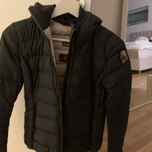 Parajumper höst jacka - Storlek 164 men funkar som Xs. Köpte för 3 år sedan men fortfarande i ett fint skick. Bara att höger innerfickan har en sömn gått av. Nytt pris kosta 3000kr! Pris kan diskuteras!