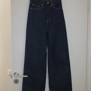 Levis Wide leg highwaisted pants - Storlek 24 vilket motsvarar xxs/xs. Köptes för 2 år sen men har vuxit ur dem och är använda några gånger. Sitter på jättebra vid midjan och låren! Nytt pris 1400kr! 