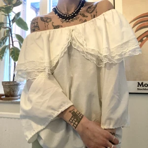 Blus med stor krage - Vit OTROLIGT fin blus med stor krage som man kan ha både nerhasad över axlarna och som ”vanligt”. Bild tre har jag stylat den under en stickad tröja = snyggt. (Den stickade finns i en annan annons.) Tunt fint tyg som faller jättefint. Perfekt skick. 
