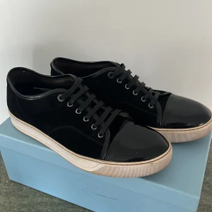 LANVIN 44 - Trendiga lanvin skor i fint skick. EU44, UK10. Helt nya snören och box fås med givetvis! Nypris 4500kr, mitt pris 2399. Fraktar via PostNord 2-3 arbetsdagar✅