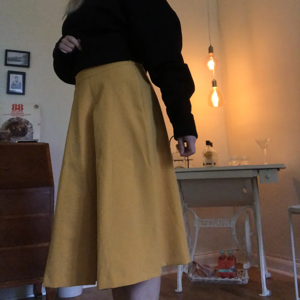 Gul kjol inköpt för 2 år sedan i en vintagebutik i GBG. Använd fåtal gånger. Materialet är väldigt skönt och lite tjockare. Passar bra till en kyligare vårdag. Det är även lite stretch i midjan, vilket ger en bekväm passform.  Storlek: M. Kjolar.