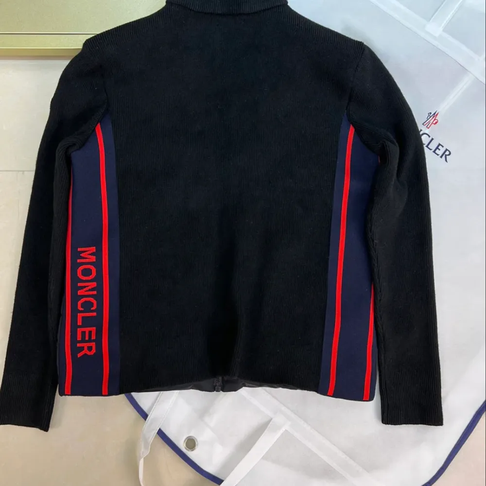 Moncler Cardigan Storlek- S till xxl Kom dm för pris. Tröjor & Koftor.