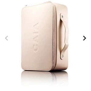 Necessär från caia  - Säljer denna perfekta och rymliga necessären från caia. Nypris:425 kr men säljer den för 150-200 kr. Använd inte köp direkt funktionen!!