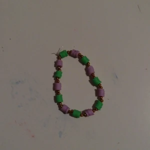 Lila och Grönt armband💜💚 - Säljer detta jättefina armbandet för 15kr. Gjord för två dagar sen och finns även i andra valfria färger! Hade varit jättetacksam om någon ville köpa 💜💚