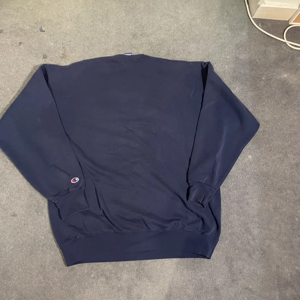 En sweatshirt från champion Storlek Xl  Använd men inte särskilt sliten och inga skador eller märken . Hoodies.