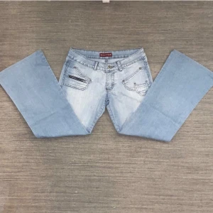 Lågmidjade bootcut y2k Musketeer jeans  - Jätte fina jeans som är lågmidjade och bootcut från Musketeer! De är i perfekt nyskick! Skriv bara till mig om ni har några frågor eller vill ha mer bilder på jeansen!! Mått: Midjemått :80cm Innerbensmått:70 cm Benmått:89 cm
