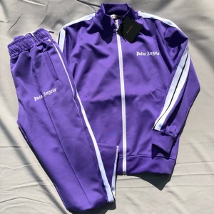 Palm angels ställ - Hej säljer denna tracksuiten, den är använd 1 gång. Byxorna var för stora på mig drf väljer jag att sälja hela setet. 