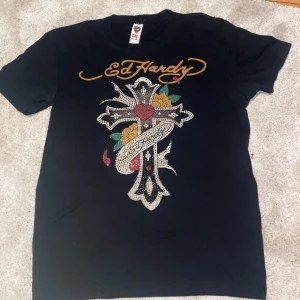 Ed hardy t-shirt  - Äkta ed hardy t-shirt. Riktigt snygg💋