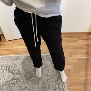 ”Linne”byxor HM - Ett par svarta ”linnebyxor” (se material på sista bilden), storlek M☺️ Sticks något men bör bli bättre vid en tvätt med sköljmedel