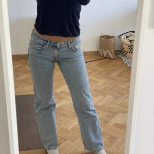 Säljer nu mina fina lågmidjade weekday jeans i modellen arrow❤️ hör av dig vid frågor!