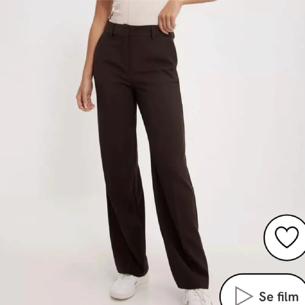 Säljer dessa snygga kostymbyxor från Nelly då dom tyvärr är för stora och långa för mig.. Jeans & Byxor.