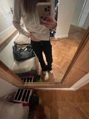 Skit snygga bootcut jeans - Skit snygga bootcut jeans i färgen svart vet tyvärr inte märket eftersom jag köpte den secondhand! (köparen står för frakt)🥰🥰