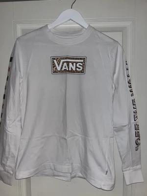 Vans långärmad  - Säljer denna fina knappt använda vans tröja, leopard tryck på bröstet och båda ärmarna. Frakt tillkommer💕