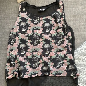 Linne - Svart linne med röda blommor och dödskallar på