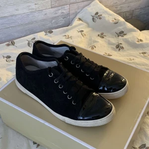 Lanvin skor  - Säljer dess super fina lanvin skor i ett super fint skick. Det finns skrap märken i under sulan ! men inga andra defekter på skorna alls. Kartong medföljer ej