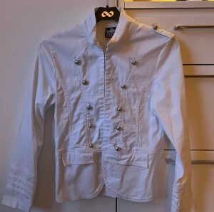 Ascool jacka/skjorta - Världens coolaste jacka/skjorta/kavaj, köpt secondhand! Tyvärr har jag vuxit ur den vilket är jätte, jättesynd för jag älskar den!! Storlek står 158, och skulle säga att den passar XS, kanske S. Bra skick.