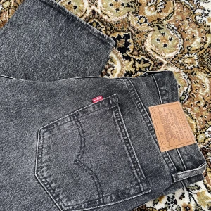 Levi’s 551 Z 30/43, oanvända! - Köpte för ett tag sen och har bara legat då jag tycker dom är för stora, dom var på nån timme hemma och en sväng på ica! Stora i size, 501 i 30 sitter tight/tapered på mig, dessa passar 31/32, om du inte gillar baggy🙃för mått lr bild ba skriva!! 
