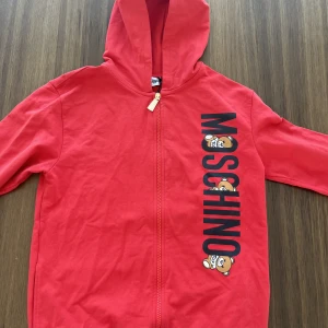 Moschino zip hoodie - Aldrig använt så helt felfri. Köpte för runt 1500 kr. 